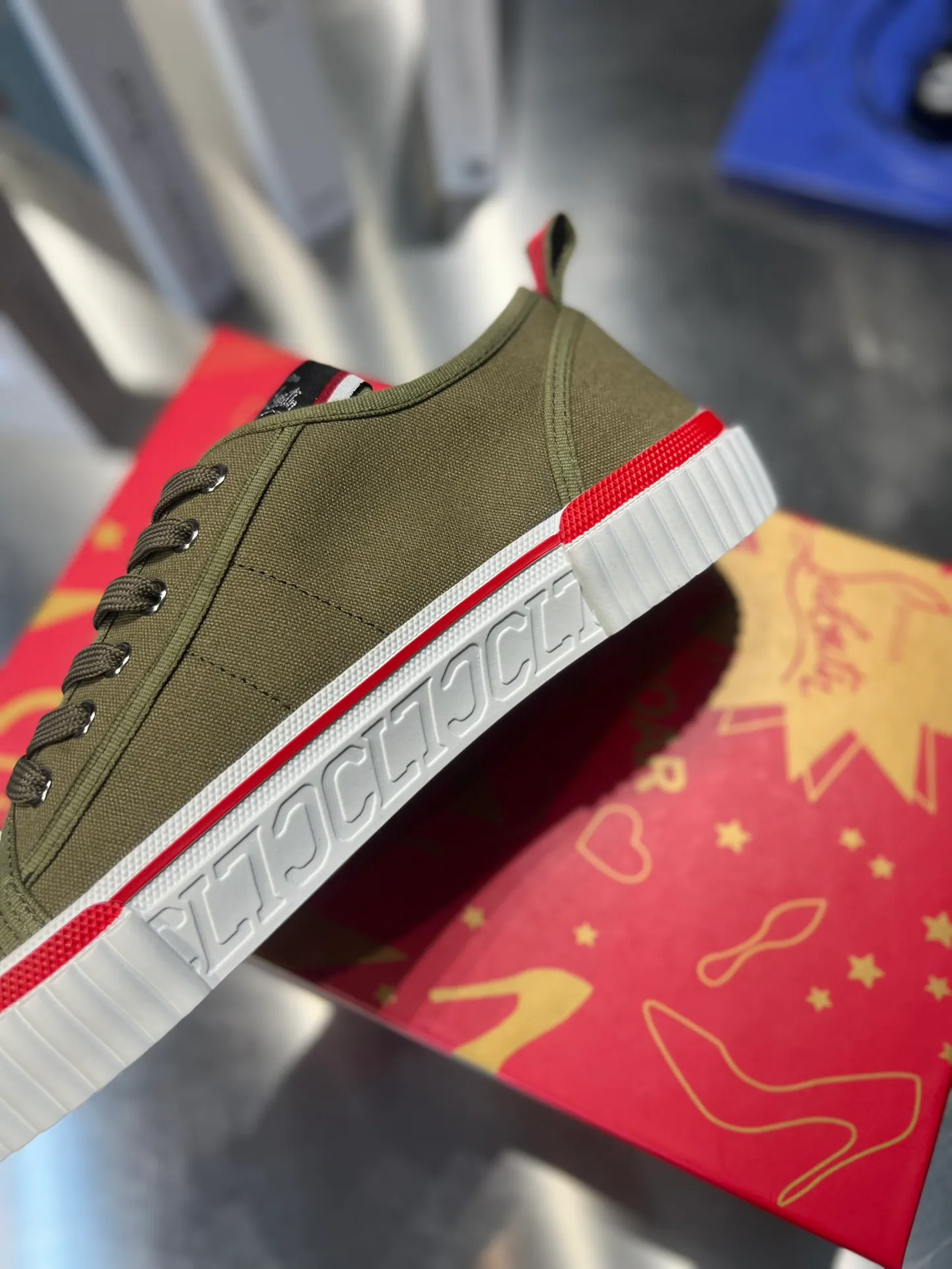 👟👟Ex-factory price 500👟👟 ╔Low top canvas air force white model╗ ·Top version customization·2023𝐬𝐬 𝑪𝒉𝒓𝒊𝒔𝒕𝒊𝒂𝒏 𝑳𝒐𝒖𝒃𝒐𝒖𝒕𝒊𝒏 ▪️No matter the last shape, fabric, diamonds, nails, lining, outsole, they are as close as possible to ZP... ▪️The original sole is specially provided by the original factory ▪️The lining is imported water-dyed cowhide ▪️Private customization time is about 3-7 days —————— Size: Women's 35M-41M Men's 38M-46M